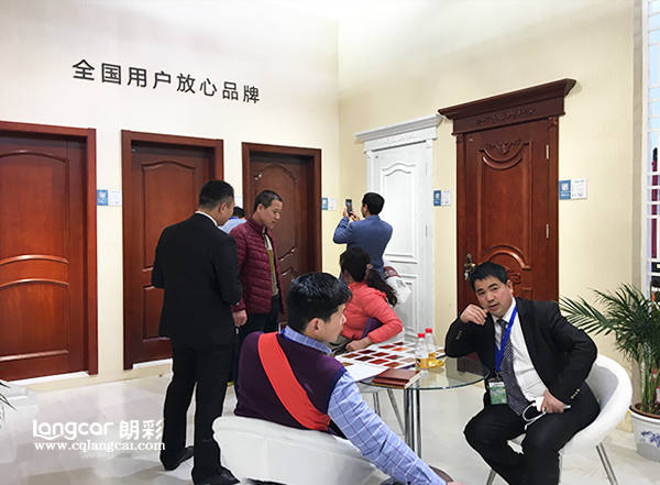 重庆朗彩木门：2017北京木门展现场销售人员与客户洽谈