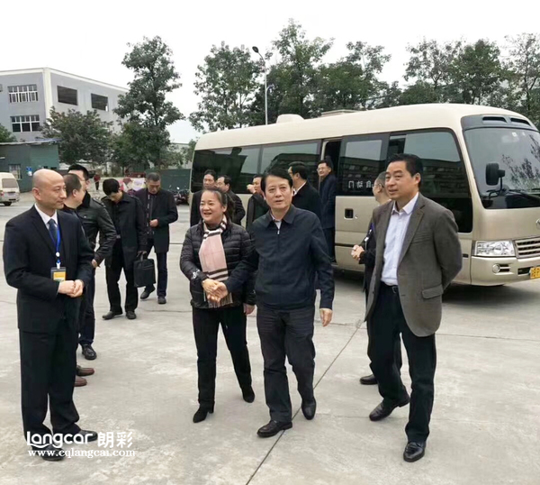 重庆朗彩木门喜迎长寿区领导一行莅临参观指导！