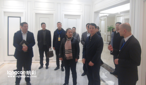 长寿区领导莅临重庆朗彩木门参观指导！参观展厅