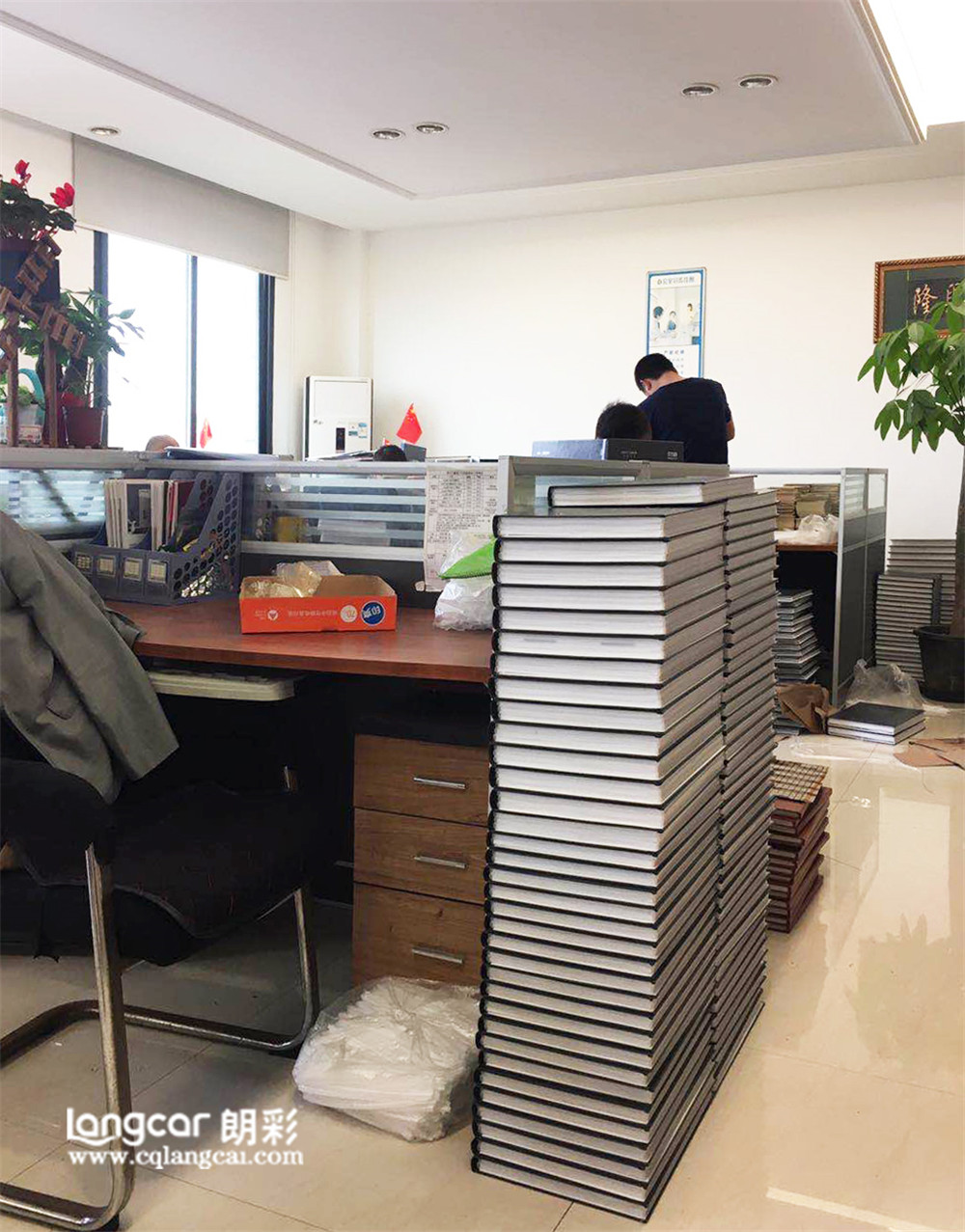 重庆朗彩木门备战工作——全新色卡积极制作中