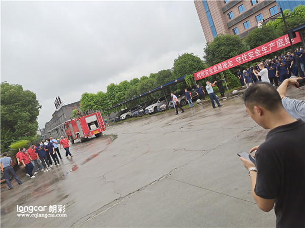 “消防敲警钟，安全记心中”重庆朗彩家具有限公司进行全员消防演练。